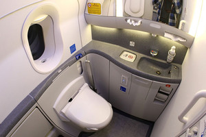 'بوينغ' تطور مراحيض مزودة بنظام تنظيف ذاتي للقضاء على الجراثيم داخل طائراتها