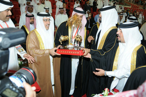 اتحاد الكرة يقدم هدية تذكارية لنائب راعي الحفل