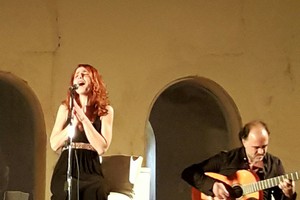 ليانا تشدو 'فادو' حباً وحنيناً للبرتغال في المنامة