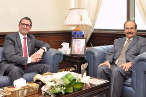 الوزير ميرزا يستعرض أبرز المشاريع في قطاع الطاقة مع القنصل السويسري