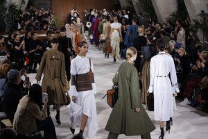 بالصور.. عرض أزياء خريف/ شتاء للملابس الجاهزة في باريس