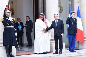 الرئيس الفرنسي يستقبل ولي العهد ويقلده وسام جوقة الشرف الوطني