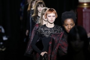 أناقة أزياء إيمانويل أونغارو لخريف 2016 تزين عروض أزياء باريس