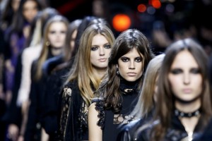 شاهد الصور... مجموعة أزياء أيلي صعب لخريف/ شتاء 2016