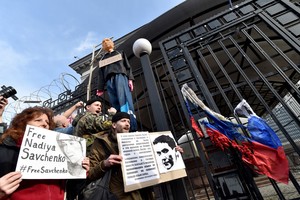 أوكرانيون يرشقون السفارة الروسية بالبيض ويطالبون بالافراج عن قائدة الطائرة