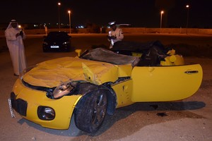 بالصور ..إصابات بليغة لبحرينية بتصادم مركبتين على شارع الشيخ خليفة