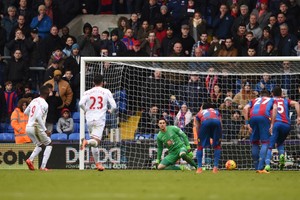 ليفربول بعشرة لاعبين يفسد مغامرة كريستال بالاس بفوز ثمين في الدوري الإنجليزي