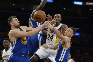 ليكرز يوقف سلسلة انتصارات وريورز في دوري السلة الأميركي