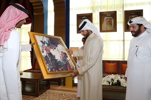 بالصور... ناصر بن حمد يوجه بالارتقاء ببطولة البحرين للصيد والصقور