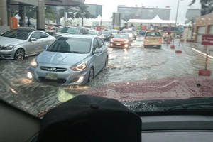 امطار غزيرة في الامارات تغلق المدارس وتعلق الرحلات الجوية موقتاً