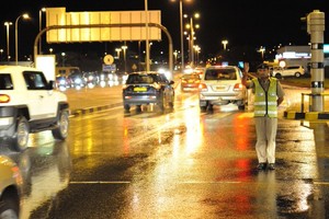 وفاة 3 في عُمان جراء منخفض جوي... أحدهم بصاعقة برق