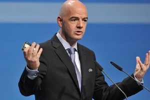 رئيس الفيفا يزور بوليفيا للعب مباراة ودية ضد رئيسها