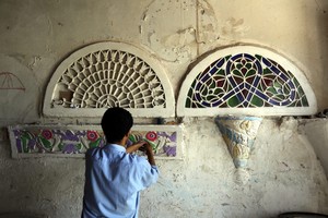 بالصور... العمل في معارض الديكور اليمني في العاصمة صنعاء