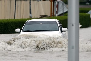 مقتل 6 أشخاص بسبب الامطار الغزيرة في الامارات وعُمان