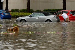شاهد الصور... أمطار غزيرة في الامارات تغلق المدارس وتعلق الرحلات الجوية