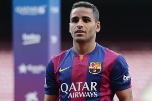 جماهير برشلونة تطالب ببيع البرازيلي دوجلاس