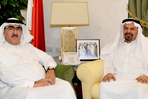 الأمين العام لمجلس الوزراء يستعرض مع السفير الاماراتي العلاقات بين البلدين