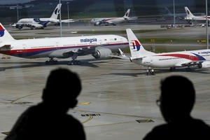 افريقي يعثر على جزء مهم من حطام الطائرة الماليزية المفقودة