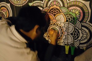 بالصور..تفاعل التلوين على منصة خارج قلعة عراد