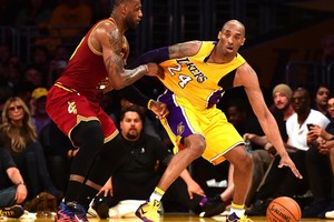 جيمس يتغلب على براينت في آخر مواجهة بين العملاقين