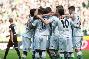 مونشنغلادباخ يعود لنغمة الانتصارات بثلاثية في فرانكفورت بالدوري الألماني