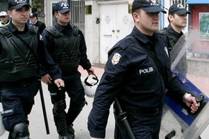 إصابة ثلاثة رجال شرطة في انفجار عبوة ناسفة جنوب شرق تركيا