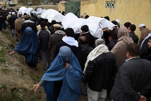 بالصور... غسل جثامين مهاجرين قضوا غرقاً في كابول وسط البكاء والصلاة