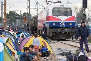 مصري طالبه رجال الأمن بأوراقه فقفز من القطار ومات !