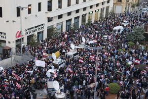 تظاهرة في بيروت احتجاجا على ازمة النفايات والحكومة تقر حلا موقتا