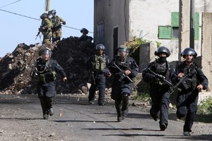 قوات إسرائيلية تعتقل 15 فلسطينياً في الضفة الغربية