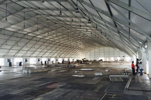 جسر فوق بحيرة المسرح ... طريق زوار معرض الكتاب بالبحرين