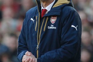 فينغر يتمسك بالأمل أمام برشلونة ويصف الجدل حول مستقبله بالمسرحية الهزلية