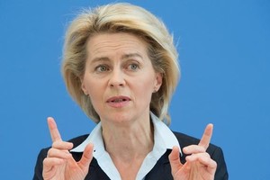 وزيرة الدفاع الألمانية ترى أن نتائج الانتخابات المحلية لا تعد سببا  لتغيير ميركل سياسة اللجوء