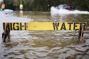 مقتل أربعة على الأقل بسبب الفيضانات في جنوب الولايات المتحدة وتضرر آلاف المنازل