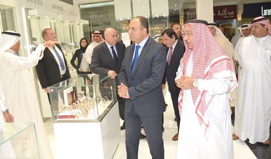 وكيل الوزارة حميد رحمة وجواد الحواج أثناء تفقدهما المحل