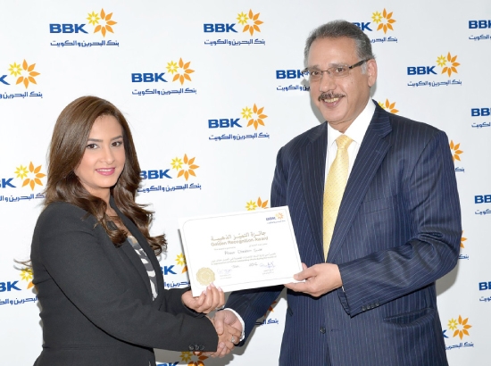 عبدالكريم بوجيري مكرماً عبير سوار بالجائزة الذهبية