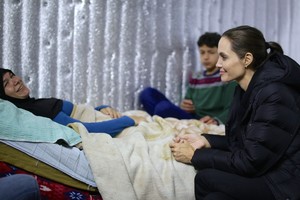 بالصور... أنجلينا جولي تحث الدول على دعم لاجئي سورية أثناء زيارة مخيم بلبنان