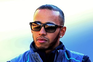 هاميلتون متحمس للصراع من جديد على لقب بطل العالم بسباقات الفورملا 1