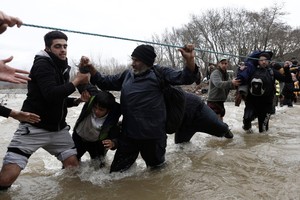 مقدونيا تعيد مهاجرين لليونان عقب عبورهم الحدود 'بصورة غير قانونية'