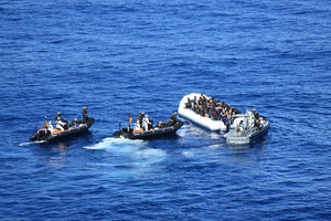 إيطاليا تنقذ 2400 مهاجر في زوارق وتعثر على ثلاث جثث