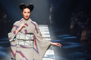 شاهد الصور... أزياء المصمم جوتارو سايتو لخريف/ شتاء 2016