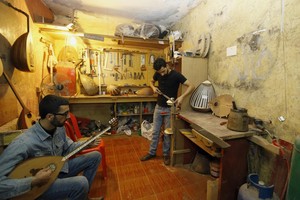 لاجئ سوري يترزّق من صناعة الآلة الموسيقية 'العود'