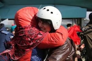 بالصور... استقبال الطائرات الروسية وطياريها العائدين من سورية بالورود والطعام والبالونات