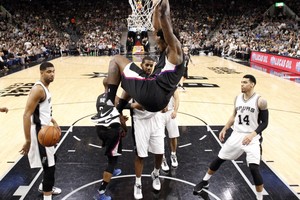 سبيرز يسحق كليبرز في دوري السلة الأميركي