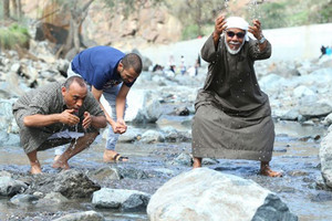 بالصور... وادي صفد بإمارة الفجيرة يجذب العائلات في موسم الأمطار