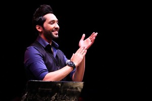 فهد الكبيسي والجمهور يشعلان جلسات الشاطيء في دبـي