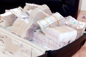 القبض على شخصين اختلسا 22 مليون ريال من بنك في السعودية