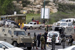 قوات إسرائيلية تعتقل 15 فلسطينيا في الضفة الغربية