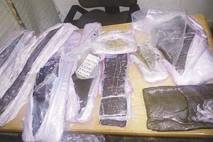 توقيف كويتيين في مطار القاهرة بـ 32 كيلو حشيش مغربي