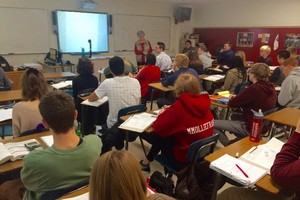 فصل مدرس أميركي عرض على تلاميذه من غير قصد صور نساء بملابس داخلية